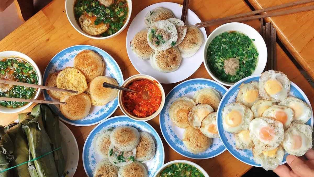 Thực khách có thể gọi thêm chả lụa ăn cùng để tăng thêm hương vị
